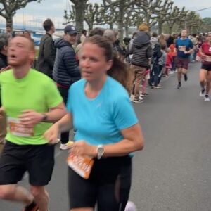 Marine Lorphelin Instagram - Premier récap : sport et émotions 🥹

1. Premier dossard après 7 mois de rééducation : 
10 kms de @geneve_marathon 🇨🇭j’avais envie, j’avais hâte mais j’avais peur. 
Un parcours agréable, une jolie montée de 2 kms, et une sacrée descente, qui m’a un peu secouée, marche 30 sec, puis une arrivée en accélération. 
Bilan : pas de douleur, soulagement ! 54min 🏃🏽‍♀️ 

2. Retour au pilates : du renforcement en profondeur, pour retrouver du gainage👌🏽

3. Amour comme un sanglier, qui va chercher son record sur semi marathon 🚀😍 @stan_gruau 

4. Tellement contente… le sourire en dit long malgré la fatigue ! Merci pour l’ambiance @geneve_marathon !

5. Et un running GÉNIAL organisé par @asicsrunning avec toutes ces super nanas 🥹 partages, encouragements, sourires, tout ce qu’on aime ! Venez vous vider la tête tous les jeudis avec #ParisBougeTonEsprit ! 

6. Le dodo qui termine 2ème 🤩 @dorian_louvet la machiiiine 💪🏽

7. Le renfo chez le kiné… ça pique… mais il va falloir continuer encore, encore… 

#sport #running #emotions #courseapied