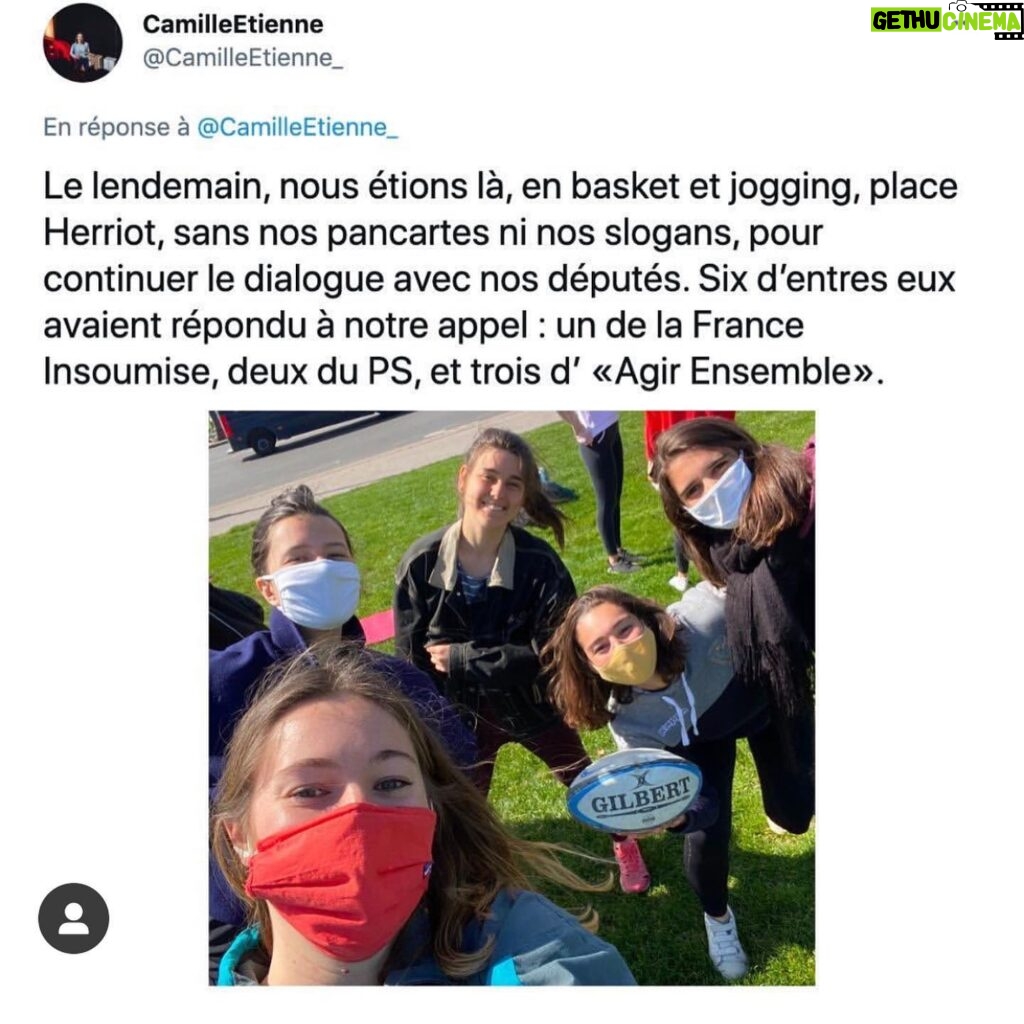 Marion Cotillard Instagram - Chère communauté, je vous invite à vous renseigner sur ce que ces jeunes gens font, à les soutenir si le cœur vous en dit et bien sûr à prendre part à l’action. @graine_de_possible @viel.hugo @pasquet.julie @stacy_algrain @mathis_fids @lougarcia01 et Agathe VOUS ÊTES TOUT SIMPLEMENT GÉNIAUX! Et je pèse mes mots! MERCI MERCI MERCI! Et merci à @raphaelglucksmann pour cette « mise en histoire » ✊🏼 #repost @raphaelglucksmann ・・・ 6 jeunes ont montré comment avec un peu d’imagination et des convictions, on peut renverser des montagnes (un Préfet de police ici, en l’occurrence!) et faire avancer ses idées. Voici leur histoire. @graine_de_possible @stacy_algrain @viel.hugo @lougarcia01 📸 @_nicolasdubois