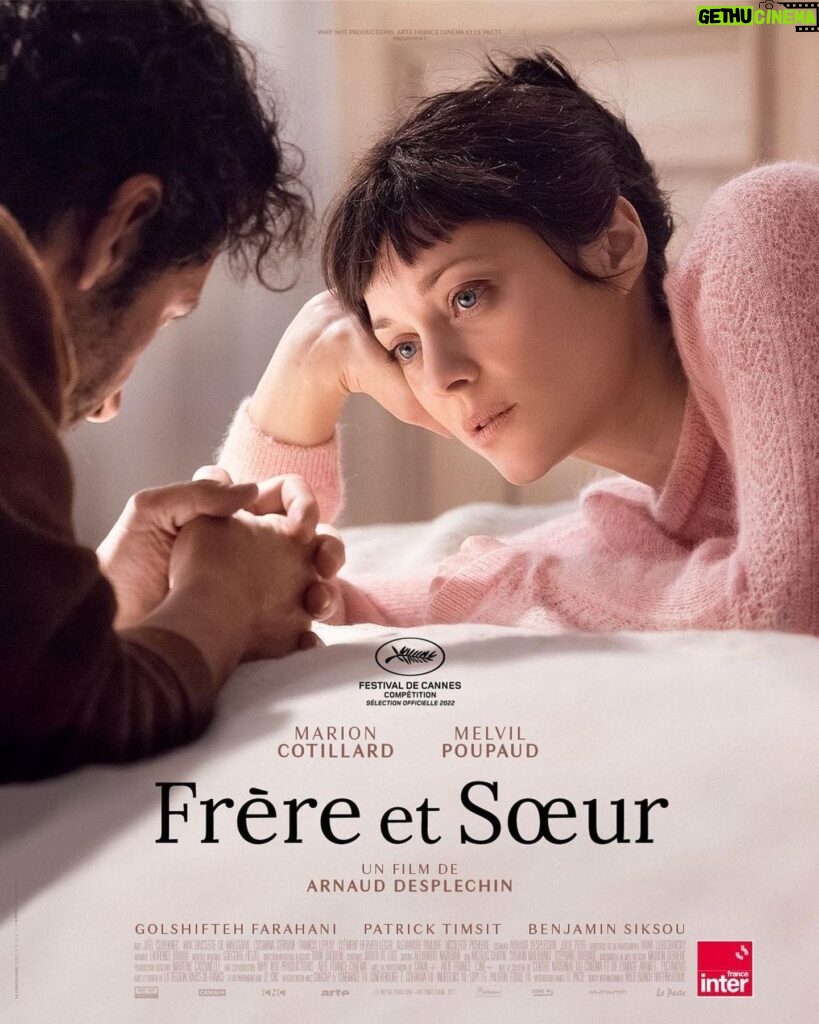 Marion Cotillard Instagram - Arnaud! Le bonheur pour la troisième fois devant ta caméra! Cannes!!! Encore!!! Merci!!! @frereetsoeurlefilm le 20 MAI 2022 AU CINÉMA #Repost @le_pacte_officiel ・・・ A vos agendas : FRÈRE ET SŒUR d'Arnaud Desplechin sortira le vendredi 20 mai au cinéma ! Le film, avec @marioncotillard, Melvil Poupaud, @golfarahani, @patricktimsitoff et @benjaminsiksou se dévoile avec son affiche. Il sera présenté en Compétition au @festivaldecannes . #Cannes2022 @whynotproductions_officiel 📸@shannabesson @agencefidelio