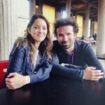 Marion Cotillard Instagram - #repost @cyril_dion ・・・ Nous avons eu une petite visite aujourd’hui à la dernière session de la @conv_citoyenne. Assez émouvant de se retrouver là alors qu’en février 2019 nous portions tous les deux ce projet (élaboré par le collectif des Gilets Citoyens) à l’Elysée à @emmanuelmacron et que nous ne pensions pas vraiment que ça irait au bout. 14 mois plus tard les 150 citoyens sont en train de voter leur plan ce week-end. On sait déjà qu’il sera très ambitieux, qu’il n’a été manipulé par aucun lobby ou membre de gouvernement et il est de plus en plus possible qu’il débouche sur un référendum et un grand projet de loi au parlement. Alors ce n’est pas encore gagné, il reste un long chemin avant de crier victoire, mais déjà aujourd’hui @marioncotillard j’ai envie de célébrer le chemin parcouru ! #conventioncitoyennepourleclimat #powertothepeople