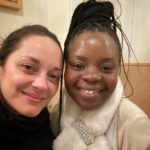 Marion Cotillard Instagram - THIS WOMAN!!! So lucky to get to spend some time with this superhero of a human being while in Europe! And so lucky to have her in @biggerthanus_thefilm @the_memorybanda is a Malawian children’s rights activist who has drawn international attention for her work in opposition to child marriage. there is a traditional rite of passage in her country in which young girls who have just reached puberty are sent to “initiation camps” to learn how to please men sexually. As part of their initiation, a man visits the camp and the young girls are forced to have sex with him. Many girls end up pregnant and therefor has to quit school When she was only 18, Memory championed a succesful national campaign that culminated in landmark legislation that outlawed child marriage. She advocated for traditional leaders to formulate by-laws that protect the girl child and at national level she advocated for the legal age of marriage to be raised from 15 to 18 years of age. This led to the law being changed to recognize 18 years as the legal age of marriage in Malawi. 🇫🇷 CETTE FEMME! Quelle chance d’avoir pu passer du temps avec cette merveille d’être humain lors de son passage en Europe, et qu’elle soit une des heroines de @biggerthanus_thefilm @the_memorybanda a osé défier la tradition du viol institutionnalisé des jeunes filles dans des camps d’initiation dédiés. Elle a fait cesser cette pratique dans tout le pays, puis a fait modifier la constitution du Malawi pour relever l’âge légal de 15 à 18 ans afin de protéger les filles du mariage forcé. Memory se consacre aujourd’hui à l’émancipation des filles par la sécurisation de leurs droits et leur maintien à l’école. Au Malawi, 42% des filles sont mariées avant l’âge de 18 ans. Dans le monde, c’est 1 fille sur 5 (Unicef).
