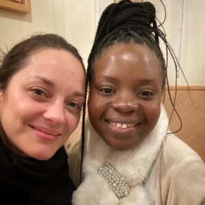 Marion Cotillard Instagram - THIS WOMAN!!! 
So lucky to get to spend some time with this superhero of a human being while in Europe! And so lucky to have her in @biggerthanus_thefilm 
@the_memorybanda is a Malawian children’s rights activist who has drawn international attention for her work in opposition to child marriage.
there is a traditional rite of passage in her country in which young girls who have just reached puberty are sent to “initiation camps” to learn how to please men sexually. As part of their initiation, a man visits the camp and the young girls are forced to have sex with him. Many girls end up pregnant and therefor has to quit school
When she was only 18, Memory championed a succesful national campaign that culminated in landmark legislation that outlawed child marriage. 
She advocated for traditional leaders to formulate by-laws that protect the girl child and at national level she advocated for the legal age of marriage to be raised from 15 to 18 years of age. This led to the law being changed to recognize 18 years as the legal age of marriage in Malawi. 
🇫🇷 CETTE FEMME!
Quelle chance d’avoir pu passer du temps avec cette merveille d’être humain lors de son passage en Europe, et qu’elle soit une des heroines de @biggerthanus_thefilm 
@the_memorybanda a osé défier la tradition du viol institutionnalisé des jeunes filles dans des camps d’initiation dédiés. Elle a fait cesser cette pratique dans tout le pays, puis a fait modifier la constitution du Malawi pour relever l’âge légal de 15 à 18 ans afin de protéger les filles du mariage forcé. Memory se consacre aujourd’hui à l’émancipation des filles par la sécurisation de leurs droits et leur maintien à l’école. Au Malawi, 42% des filles sont mariées avant l’âge de 18 ans. Dans le monde, c’est 1 fille sur 5 (Unicef).