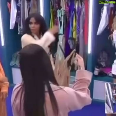 Maripily Instagram - Los habitantes se preparan para una pasarela esta noche y Alana no tenía nada que ponerse, Maripily le ofrece de su indumentaria (nosotros decimos traje). #MaripilyGanadora #TeamMaripily #TeamHuracanBoricua #LCDLF4