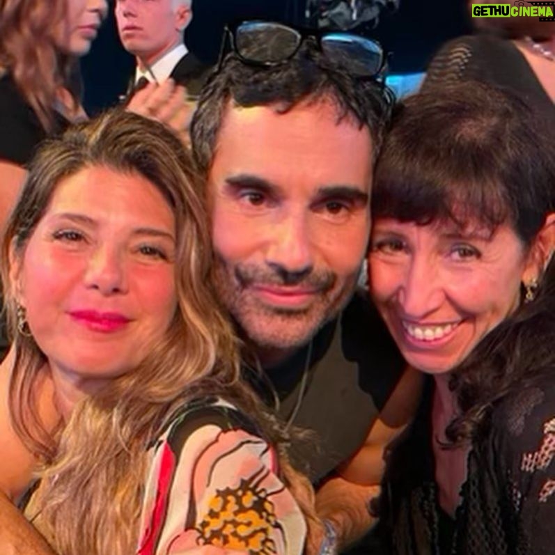 Marisa Tomei Instagram - Thanks the the brilliant @jameskaliardos for inviting me along to see @dollyparton, @mileycyrus and the best surprises @davidbyrneofficial and @siamusic with my soul sister @thereallisaleone in Miami 🥳🥳 Fun to run into @fayedunaway! Happy New Year, lots of love xox