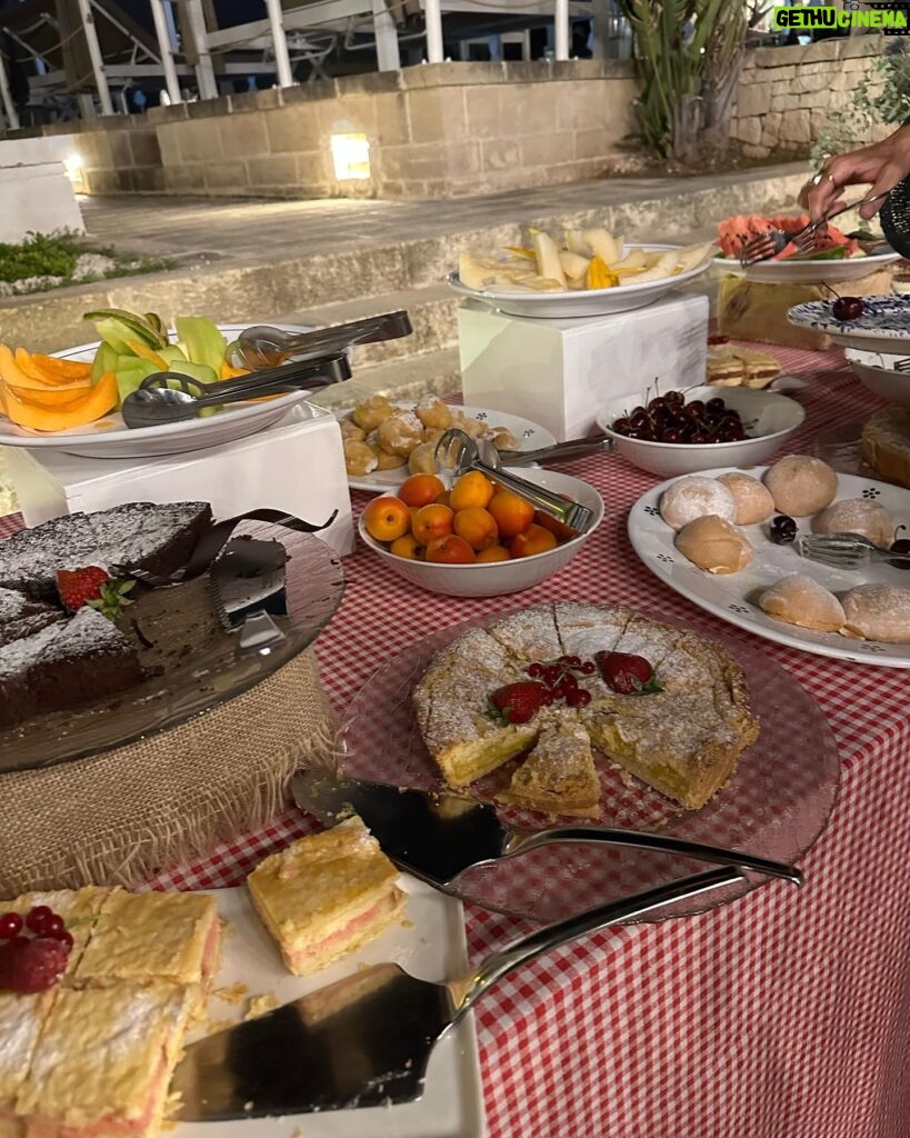 Marisa Tomei Instagram - Dinner in the vineyard . (With Terry Gilliam rushing for the mozzarella !) Thank you for a divine night @masseriamontenapoleone ✨✨✨ Bio diversity and elegance . Thank you Giuliano and Alessandra 💕💕💕💕💕