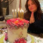 Mariska Hargitay Instagram - No words to express the sheer magic ✨and the outpouring of love over these last few days. So deeply grateful for everyone in my life #KindAndGenerous #ThisReallyTakesTheCake #WorkOfArt #BirthdayLove #BirthdayArt #BirthdayWish #BirthdayPrayers