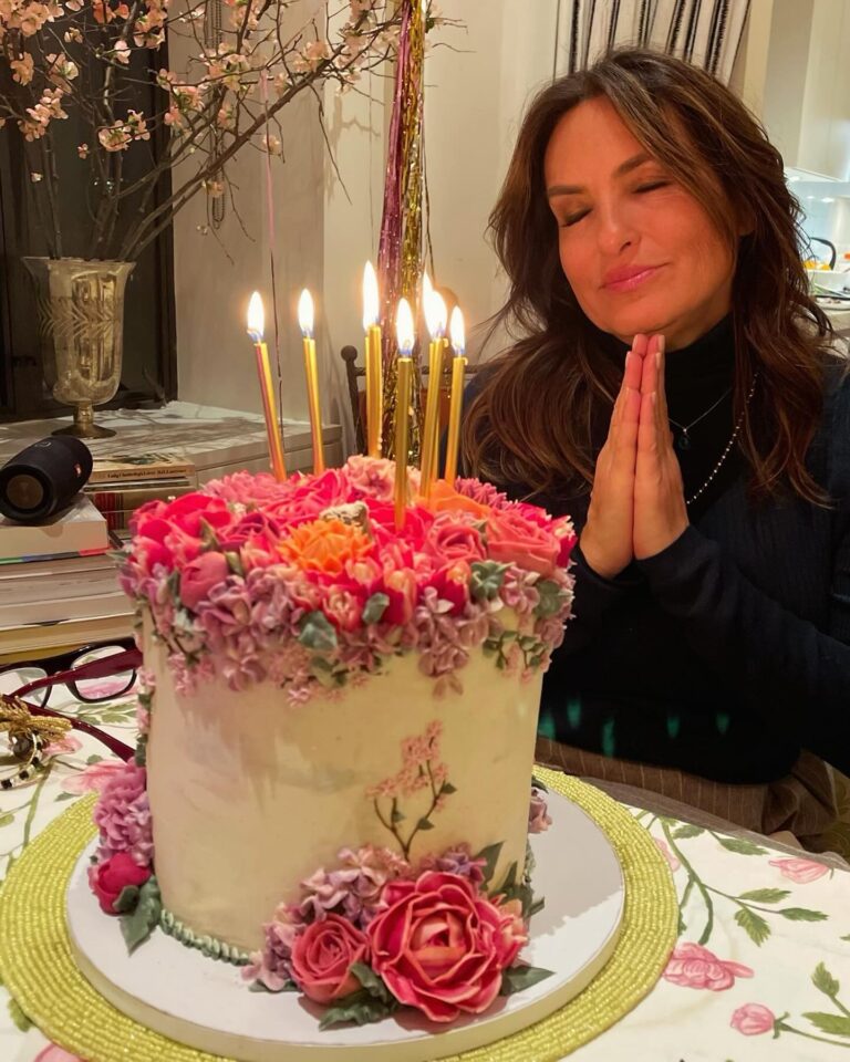 Mariska Hargitay Instagram - No words to express the sheer magic ✨and the outpouring of love over these last few days. So deeply grateful for everyone in my life #KindAndGenerous #ThisReallyTakesTheCake #WorkOfArt #BirthdayLove #BirthdayArt #BirthdayWish #BirthdayPrayers