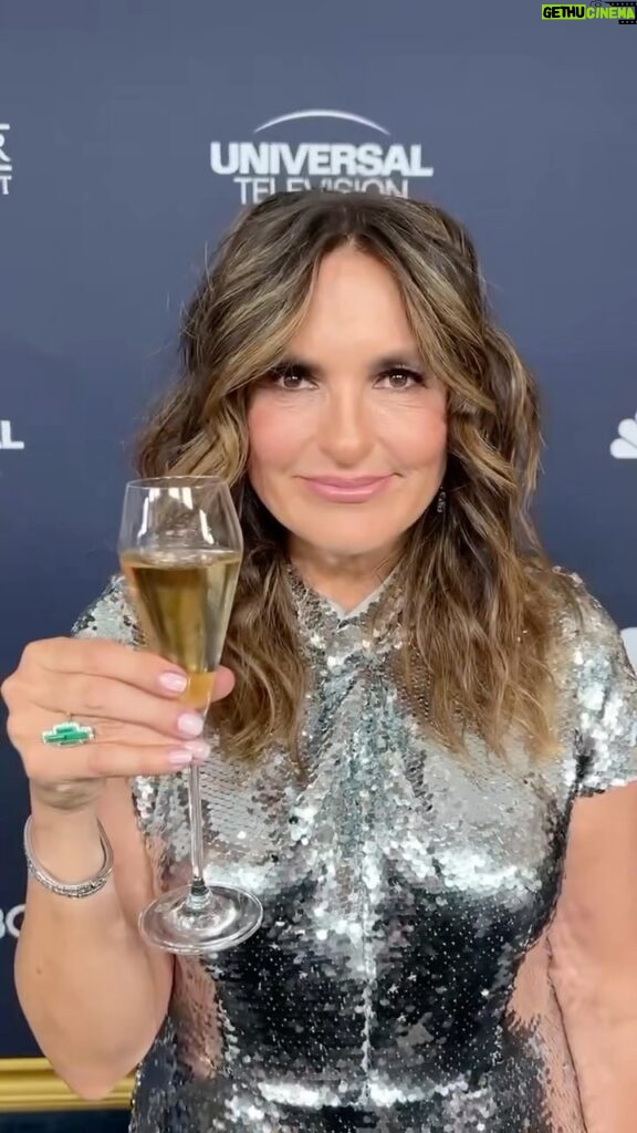 Mariska Hargitay Instagram - Cheers to 2️⃣5️⃣ seasons of #SVU, Captain @therealmariskahargitay! 🥂✨