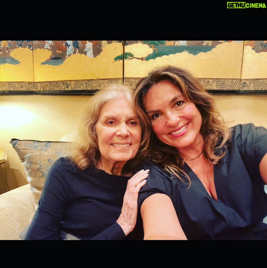 Mariska Hargitay Instagram - Sisterhood is powerful #GloriousGloria