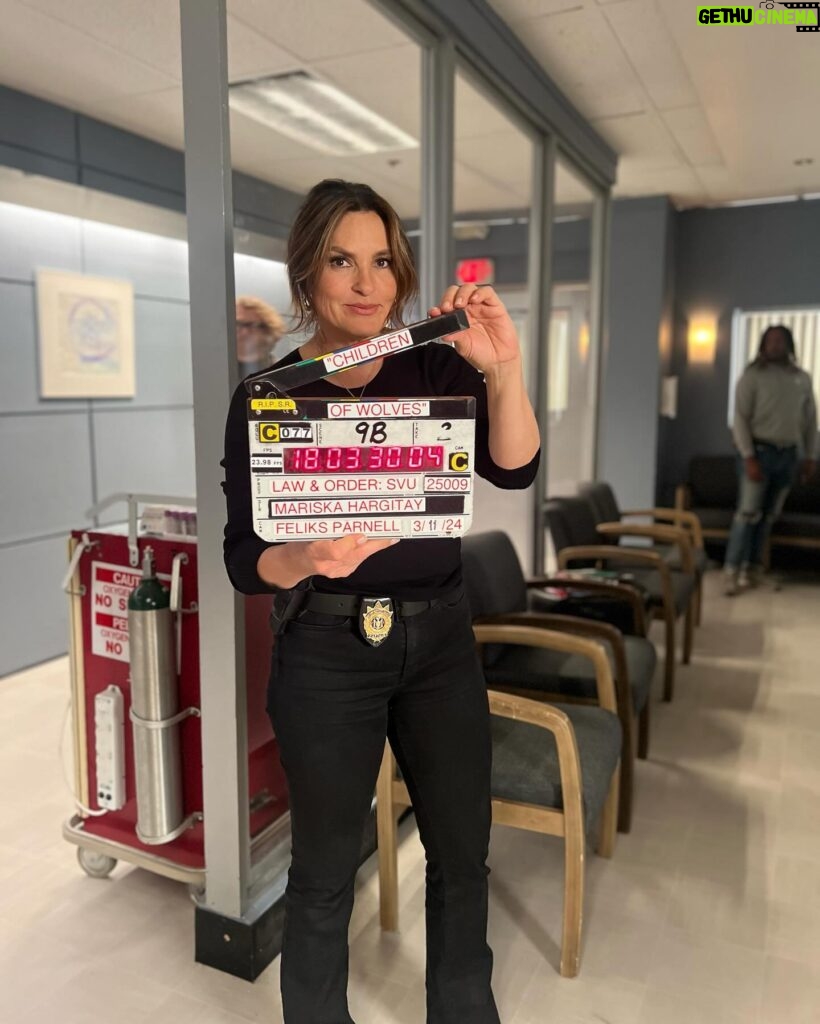 Mariska Hargitay Instagram - This seat is reserved for a legend! 🎬🪑 Don’t miss @therealmariskahargitay star and direct an all-new #SVU TONIGHT 9/8c on @nbc.