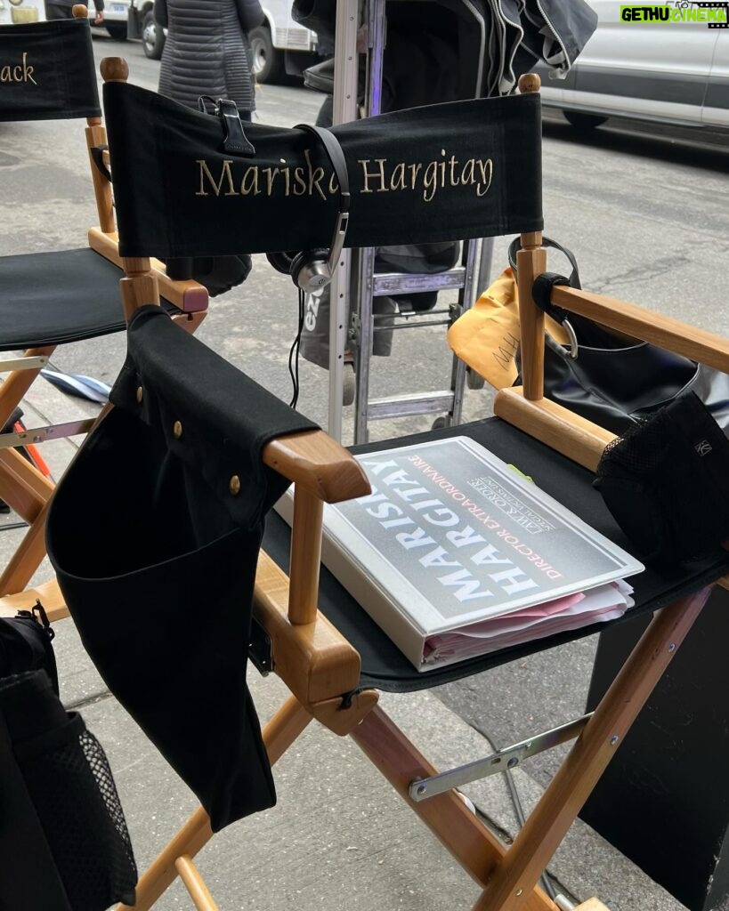 Mariska Hargitay Instagram - This seat is reserved for a legend! 🎬🪑 Don’t miss @therealmariskahargitay star and direct an all-new #SVU TONIGHT 9/8c on @nbc.