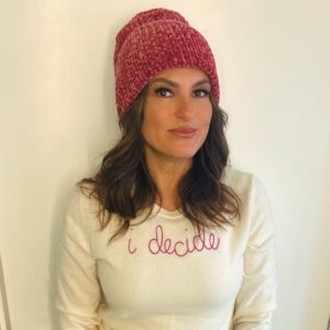 Mariska Hargitay Instagram - Thank you @cinemasociety and @danielbenedict for creating the PERFECT sweater for me with @linguafrancanyc #WomenSupportingWomen #iDecide #MyMotto #MyFriends #SweaterWeather  #AndHowCuteIsMyBeanie 💖 oh, and #IWokeUpLikeThis thx @dinarama  for the flawless 💄
