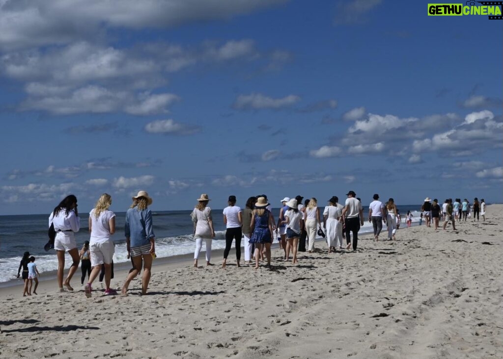 Mariska Hargitay Instagram - I’m filled with enthusiasm, hope, gratitude and, most of all, so much joy after our glorious 4th Annual Joyful Heart Hamptons Beach Walk. I’m always so moved by how our community comes together to talk, share, laugh, learn—and recommit to transforming the way our society responds to sexual assault, domestic violence and child abuse. As we walked down the beach, we held shells with the names of loved ones and survivors written on them as a symbol of collective support. Deepest thanks to all of you! #JoyfulHeartFoundation #CollectiveSupport #UniqueHealingPathways 💙💚💙💚❤️