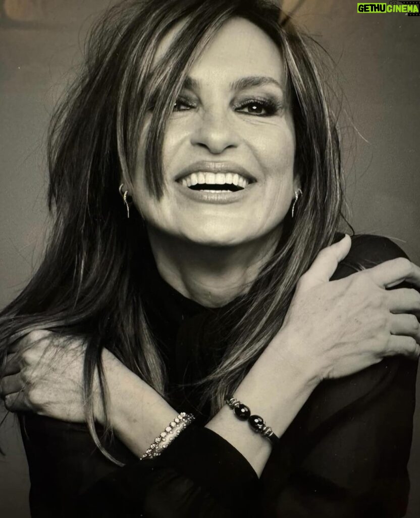 Mariska Hargitay Instagram - Thank you dear sweet @mrchrismcmillan, for making magic, for making art, and for elevating everything you do. You’re a light. @variety @vsteves