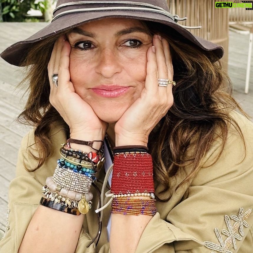 Mariska Hargitay Instagram - Photo by August Hermann 🇰🇪🇰🇪🇰🇪 #Safari #Bracelets #SometimesMoreIsMore #Afrika #StrongStack