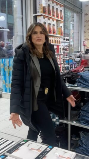 Mariska Hargitay Instagram - We’re #SVU fans, of course we’re jumping on this trend with the squad. 🤝