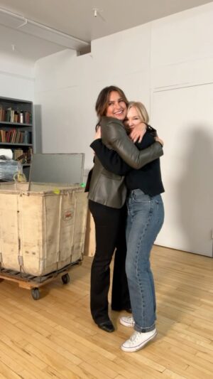 Mariska Hargitay Instagram - bring it in, squad! 🤗 25 seconds of hugs 🤝 25 elite seasons of #SVU! #HugItOut #FeelTheLove #ShareTheLove