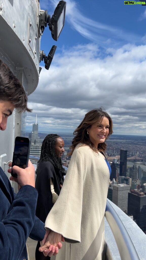 Mariska Hargitay Instagram - And New York ❤️'s our Captain! @therealmariskahargitay & her family light the @empirestatebldg in honor of 25 years of #SVU & the Joyful Heart Foundation (@thejhf). NYC, look up to the skies TONIGHT to spot the teal and green lights!