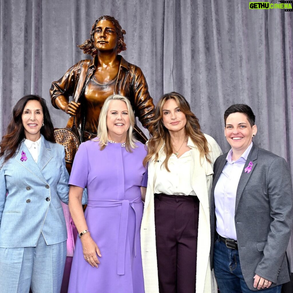 Mariska Hargitay Instagram - #AD I’m proud to partner with @Purina in support of the Purple Leash Project! On May 6th, Purina unveiled a new statue, Courageous Together, by artist Kristen Visbal, to shine a light on a key barrier that many survivors of domestic abuse with pets face—there aren’t enough pet-friendly domestic violence shelters. In collaboration with the nonprofit @redroverorg Purina created the Purple Leash Project to establish a world where no one is trapped in abuse because they can’t take those they love with them. #PurinaPartner #PurpleLeashProject 💜