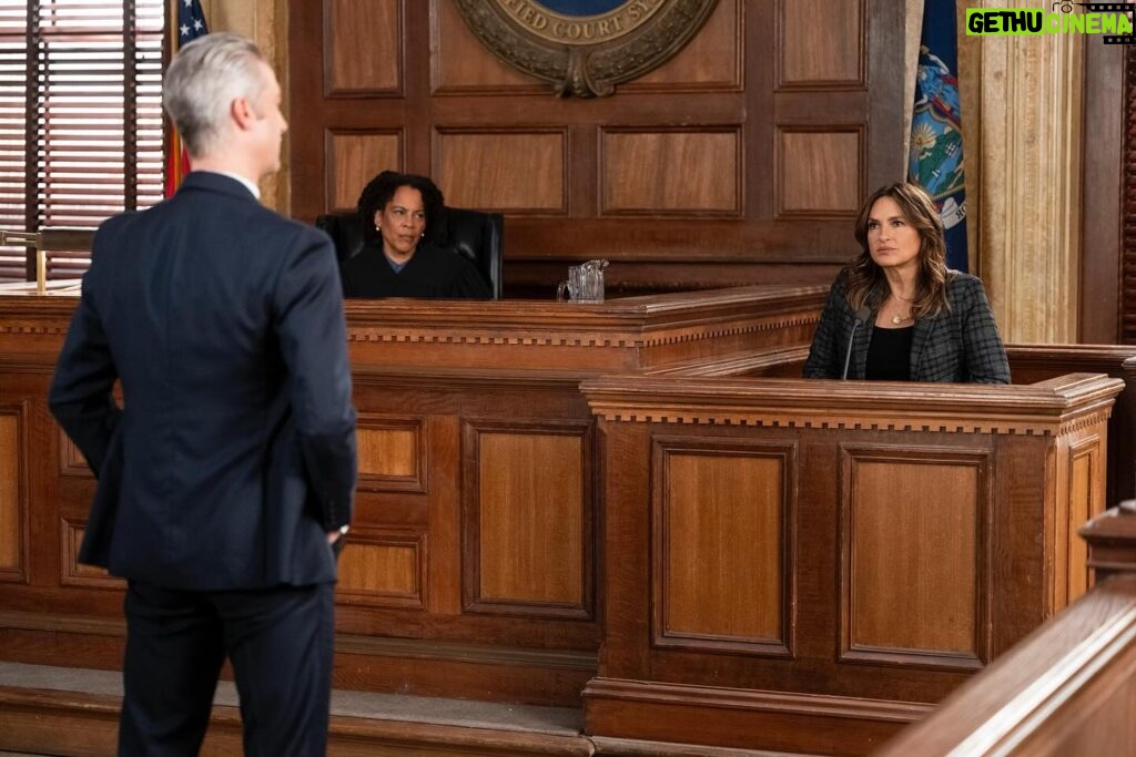 Mariska Hargitay Instagram - Squad, this is your Captain speaking. 🫡 Don’t miss an all-new #SVU TONIGHT 9/8c on @nbc and streaming on @peacock.