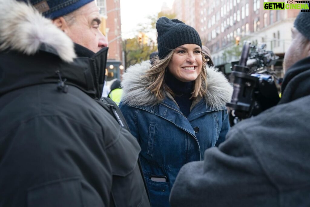 Mariska Hargitay Instagram - Elite fans know this isn’t @therealmariskahargitay’s first rodeo directing #SVU! 🎬 Don’t miss this Captain star and direct an all-new Law & Order Thursday on @nbc.