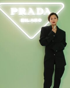 Mariya Nishiuchi Instagram - ついに！！！ 待ちに待ったプラダビューティーが3月20日から全国発売開始しました！！ そしてプラダ ビューティワークショップに参加してきました💎 パッケージもプラダらしい三角がモチーフで可愛くてサスティナブルだし、色もとても繊細で着け心地も良く早速お試しさせてもらいました！💄 そして保湿力抜群のリップ バームは男女問わずギフトにもおすすめだそうで私も早速ギフトに買います🤍 @pradabeauty @prada #PR #pradabeauty #プラダビューティ #prada