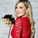 Marjorie de Sousa Instagram - Gracias por sus mensajes del programa especial de #Amoresverdaderos ♥️😍🥰 @antonioarvizuv @canalestrellas @tlnovelas_tv @nicandrodiazof @produccion_nicandro @alepalomera1 @palomeragroup @mediaconceptspr día especial recordándote mi querido Nic ♥️ gracias equipo por dejarme bella 💄@jordi_80 💇🏼‍♀️ @maggiesanchezhair 👗 @isabeloriginal 🥰🥰🥰