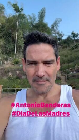 Marlene De Andrade Instagram - #AntonioBanderas les desea #FelizDiaDeLasMadres ❤️🇻🇪🙏🏻😂 @marlindaoficial @tves_aldia @vallenillawinstonoficial @sabadodecorazon
