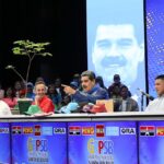 Marlene De Andrade Instagram - Sobre la mesa las gorras y banderas de los 10 partidos políticos del Gran Polo Patriótico, se las han entregado al presidente @NicolasMaduro que ha aceptado ser él candidatos de sus organizaciones políticas. 🇻🇪🙏🏻🙏🏻🙏🏻 🔵 Pdte. Maduro aceptó postulación de las 11 organizaciones del Gran Polo Patriótico; En el Gran Polo Patriótico se resumen las luchas de los últimos 100 años; el Pdte exhibió el programa de Gobierno denominado “Plan de las 7T” La Victoria nos pertenece…🙏🏻🙏🏻🙏🏻