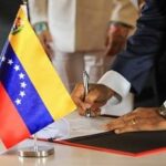 Marlene De Andrade Instagram - 🔵Pdte. @NicolasMaduro : La decisión del 3 de diciembre, ahora se ha convertido en Ley de la República, para formar parte de la estructura jurídica del movimiento político e institucional interno de nuestro país, hoy recibimos una Ley ratificada en su carácter orgánico por parte del TSJ; y con la potestad que me da la constitución, la decisión tomada por las venezolanas y los venezolanos en el referendo consultivo será cumplida en todas sus partes, y con esta Ley, seguiremos la defensa de Venezuela en los escenarios internacionales. 🔵Luego de que el pueblo se expresara de manera constitucional el #3Dic, la Asamblea Nacional hizo lo que tenía que hacer, amplió la convocatoria a la consulta de la Ley Orgánica para la Defensa de la Guayana Esequiba. ¡Los venezolanos y las venezolanas fuimos partícipes con nuestro derecho y poder! Con mucho orgullo, amor y compromiso firmé y promulgué esta Ley Orgánica vinculante y obligante que ha aprobado la Asamblea Nacional, ha valido la pena rescatar el sueño de las libertadoras y los libertadores, de luchar por nuestra tierra y nuestros derechos. Más temprano que tarde, recuperaremos los derechos de Venezuela sobre la Guayana Esequiba. ¡Así lo juro y así será! 🇻🇪🙏🙏 ¡El Sol de Venezuela, nace en el Esequibo! @florescilia @delcyrodriguezv @jorgerpsuv_ @dcabellor