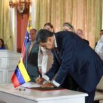 Marlene De Andrade Instagram - 🔵Pdte. @NicolasMaduro : La decisión del 3 de diciembre, ahora se ha convertido en Ley de la República, para formar parte de la estructura jurídica del movimiento político e institucional interno de nuestro país, hoy recibimos una Ley ratificada en su carácter orgánico por parte del TSJ; y con la potestad que me da la constitución, la decisión tomada por las venezolanas y los venezolanos en el referendo consultivo será cumplida en todas sus partes, y con esta Ley, seguiremos la defensa de Venezuela en los escenarios internacionales. 🔵Luego de que el pueblo se expresara de manera constitucional el #3Dic, la Asamblea Nacional hizo lo que tenía que hacer, amplió la convocatoria a la consulta de la Ley Orgánica para la Defensa de la Guayana Esequiba. ¡Los venezolanos y las venezolanas fuimos partícipes con nuestro derecho y poder! Con mucho orgullo, amor y compromiso firmé y promulgué esta Ley Orgánica vinculante y obligante que ha aprobado la Asamblea Nacional, ha valido la pena rescatar el sueño de las libertadoras y los libertadores, de luchar por nuestra tierra y nuestros derechos. Más temprano que tarde, recuperaremos los derechos de Venezuela sobre la Guayana Esequiba. ¡Así lo juro y así será! 🇻🇪🙏🙏 ¡El Sol de Venezuela, nace en el Esequibo! @florescilia @delcyrodriguezv @jorgerpsuv_ @dcabellor