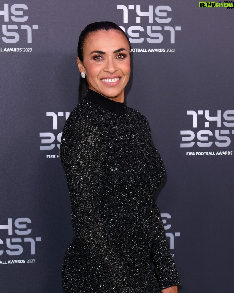 Marta Instagram - 📸 Four-time #World11 winner Marta on the green carpet ✨ #TheBest