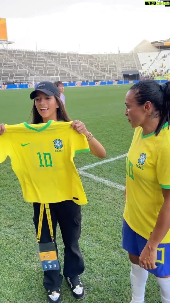 Marta Instagram - Ativa o 5G para ver essa resenha pesada demais! 😎 @rayssalealsk8 acompanhou de pertinho o amistoso da @selecaofemininadefutebol, encontrou a @martavsilva10 e ainda ganhou esse presentão da própria Rainha. 🥹 Que a camisa dê muita sorte pra nossa skatista na disputa do SLS Super Crown, neste fim de semana. 🙏 📽 @sls #TimeBrasil #Futebol #Skate #Esportes