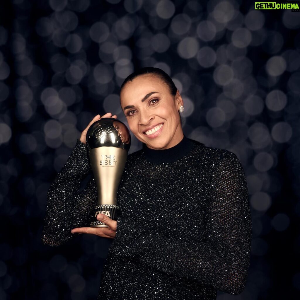 Marta Instagram - O sorriso da Rainha e seu prêmio. Prêmio Marta. Orgulho demais. Gigante, @martavsilva10! 👑 📸 Michael Regan / @fifa / Getty Images