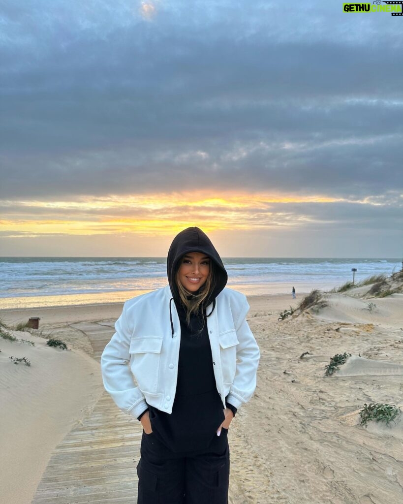 Marta Díaz Instagram - Cádiz parte 1 💨❤️🍔🙃 Mucho viento, mucha playa, mucha comida rica y muchos de vosotros 🙏🏽🫶🏼 @gran_melia @palaciodesanctipetrigranmelia Mejor imposible 🫶🏼😍