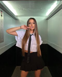 Marta Díaz Instagram - 🌸 10 fotos random 🌸 1. De una grabación que sale en septiembre 2. Me siento muy RBD 😂 3. Foto del makeup de antes de la boda 4. Me flipaba este look para ir a la Bresh 5. Mucho 6. Ese outfit… amooo 7. Concierto del Ferxxoo 8. 2.0 9. Concierto de Romeo Santos, lloré mucho 10. A mi hermana le flipa este look y la foto así que le hago caso. Siempre