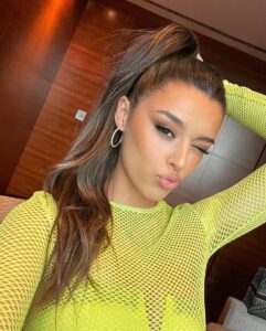 Marta Díaz Instagram - 🌸 10 fotos random 🌸 1. De una grabación que sale en septiembre 2. Me siento muy RBD 😂 3. Foto del makeup de antes de la boda 4. Me flipaba este look para ir a la Bresh 5. Mucho 6. Ese outfit… amooo 7. Concierto del Ferxxoo 8. 2.0 9. Concierto de Romeo Santos, lloré mucho 10. A mi hermana le flipa este look y la foto así que le hago caso. Siempre