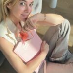 Marta Hazas Instagram - PUBLI.Esta primavera #LaVieEstBelle Rose Extraordinaire de @lancomeofficial ha florecido en forma de rosa esculpida en cristal. Mantiene su icónica fragancia intensificando su carácter floral con tres esencias de rosas distintas. Mis favoritos, mis básicos, detalles que me dan felicidad. . @beautyexpertlancome #lancôme #fragancia #makeup #embajadora