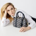 Marta Hazas Instagram - Hoy en @fueradeserie han salido las fotos tan bonitas que hicimos para @dior Gracias querida por los buenos ratos siempre @_._ka_._ . 📸 @antonioterronphoto mu&h @pablorobledo_co y Estilismo @naevegabriella #bolsos #toquedefinitivo #dior (la 4 es un descarte y la última de making)