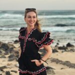 Marta Hazas Instagram - Tirando de carrete de hace dos semanas y cara de sé cosas. . (Es la misma foto andando rápido en un metro cuadrado y cambiando mucho de pose en poco tiempo, que @veigajavier no tiene paciencia para el posado y los mares horizontales. Estos están bastante bien )