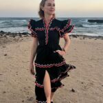 Marta Hazas Instagram - Tirando de carrete de hace dos semanas y cara de sé cosas. . (Es la misma foto andando rápido en un metro cuadrado y cambiando mucho de pose en poco tiempo, que @veigajavier no tiene paciencia para el posado y los mares horizontales. Estos están bastante bien )