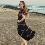 Marta Hazas Instagram - Tirando de carrete de hace dos semanas y cara de sé cosas. . (Es la misma foto andando rápido en un metro cuadrado y cambiando mucho de pose en poco tiempo, que @veigajavier no tiene paciencia para el posado y los mares horizontales. Estos están bastante bien )