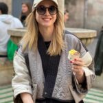 Marta Hazas Instagram - Ha vuelto el frío pero el calorSito sigue por dentro . #Madrid-bcn 👯‍♀️ @nazacolomina