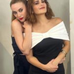 Marta Hazas Instagram - Empiezo con un vídeo para que veáis un poco cómo nos concentramos en los camerinos antes de presentar un súper evento mi admirada @elenassanchez_ y yo. Os deseo una persona así cerca siempre ❤️👯‍♀️ Ayuda que nos maquille y peine el simpar @robertosiguero y l@s compañer@s de camerinos. La última foto es mi avatar de estrella del rock😂 . Primera edición @aevea_eventos Estilismo @almucarnicero 👗 @tot_hom 💎 @it_ignaciotorres 👠 @pedrogarciashoes 💄 @lancomeofficial @beautyexpertlancome #makeup @frnperea @mariliamusica @claraalvarado_ @inusualevents