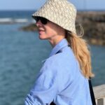 Marta Hazas Instagram - “Según me dijo Valen, Dios es humorista: es más fácil creer en él si sabes que siempre está de cachondeo, si bien tiene algunos problemas con los límites del humor”. (Mirafiori) Me ha encantado este libro. Me lo he empezado y terminado en esta escapada. Vuelta inspirada a Madrid, con todo un arsenal de decisiones a tomar 🤗 . Fotos 1 y 2 De buena mañana. Qué monerías hace siempre mi amiga @bemeknes Mil gracias. Se me ocurren mil maneras de ponérmelo @demolina La foto 3 me representa muchísimo 😂 La foto 4 protegiada para seguir reverberando 👻 Foto 5 con @veigajavier de cata, cata generalizada Foto 6 Mirafiori y tira para casa ✈️