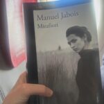 Marta Hazas Instagram - “Según me dijo Valen, Dios es humorista: es más fácil creer en él si sabes que siempre está de cachondeo, si bien tiene algunos problemas con los límites del humor”. (Mirafiori) Me ha encantado este libro. Me lo he empezado y terminado en esta escapada. Vuelta inspirada a Madrid, con todo un arsenal de decisiones a tomar 🤗 . Fotos 1 y 2 De buena mañana. Qué monerías hace siempre mi amiga @bemeknes Mil gracias. Se me ocurren mil maneras de ponérmelo @demolina La foto 3 me representa muchísimo 😂 La foto 4 protegiada para seguir reverberando 👻 Foto 5 con @veigajavier de cata, cata generalizada Foto 6 Mirafiori y tira para casa ✈️
