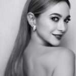 Marta Hazas Instagram - Un maquillaje de cine para una gran ocasión. Gracias amigo @robertosiguero Gracias @beautyexpertlancome por estar siempre a mi lado en los momentos importantes. Espero que os sirva de inspiración para vuestros eventos 💕 . #Goya2024 @lancomeofficial @melturlay ( la melena pulida, rubia e hidratada cortesía de @saloncheska ) 📸 @juanjomolinaphotographer #makeup #skincare . Joyas @bulgari