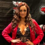 Mary Louis Kanellis-Bennett Instagram - I’m here till 2pm!!! @officialwrestlecon day 2!!