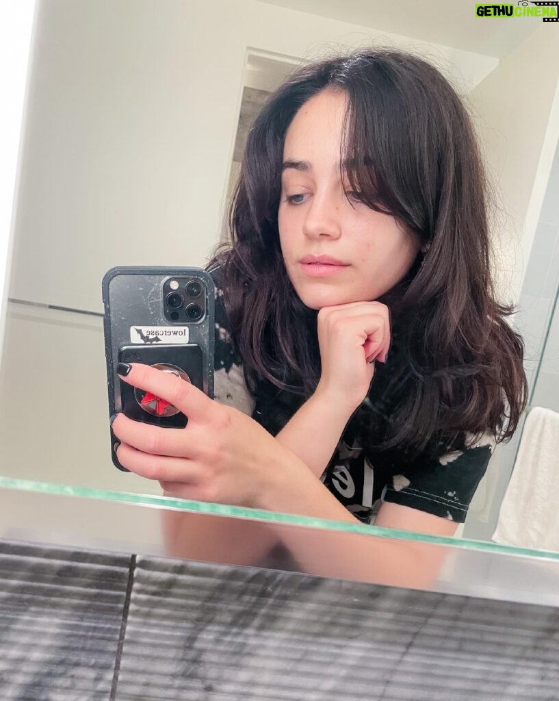 Mary Mouser Instagram - clearly I was: 1) feelin myself with the new haircut. and 2) not able to take myself seriously enough for dramatic pics. as always 🙄