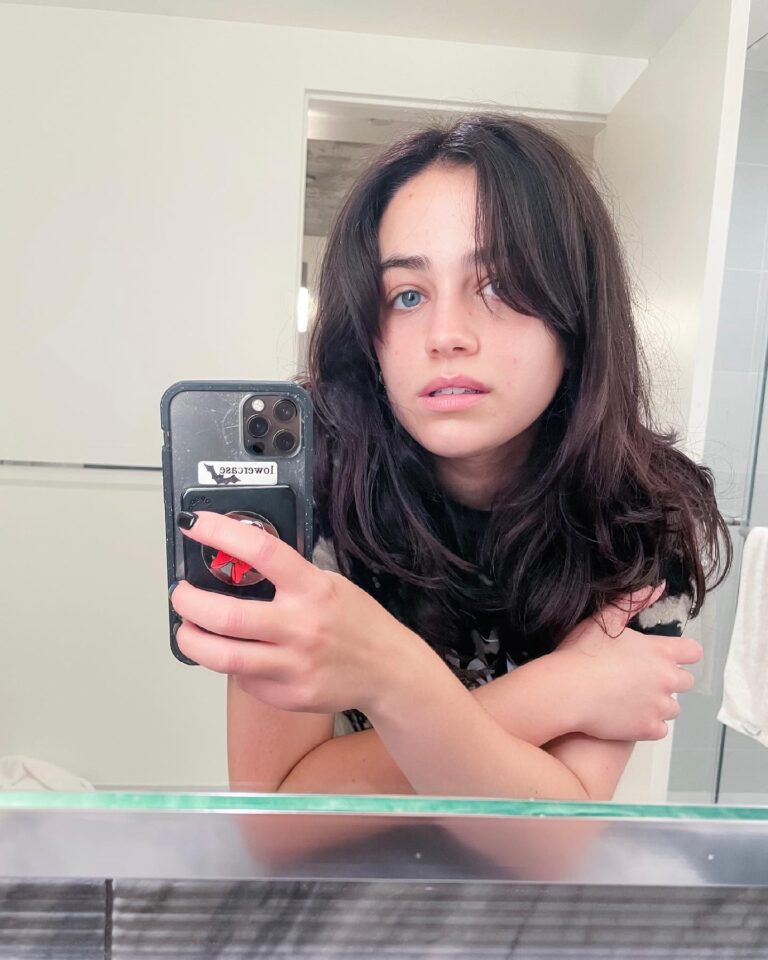 Mary Mouser Instagram - clearly I was: 1) feelin myself with the new haircut. and 2) not able to take myself seriously enough for dramatic pics. as always 🙄